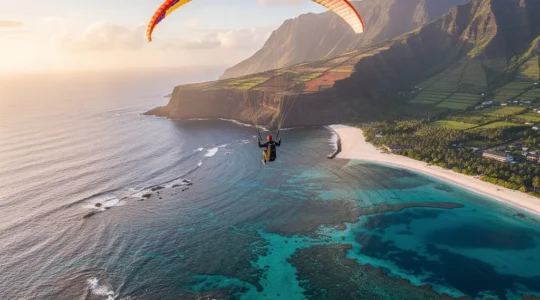 Vol en parapente au-dessus du lagon turquoise de Saint-Leu à La Réunion