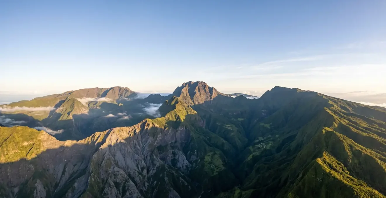 Vue panoramique aérienne des trois cirques de La Réunion avec le Piton des Neiges au centre