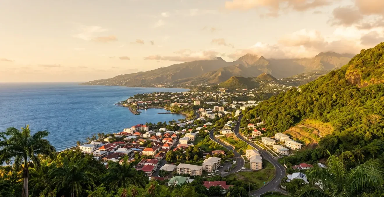 Vue panoramique d'une ville côtière de La Réunion avec montagnes volcaniques en arrière-plan